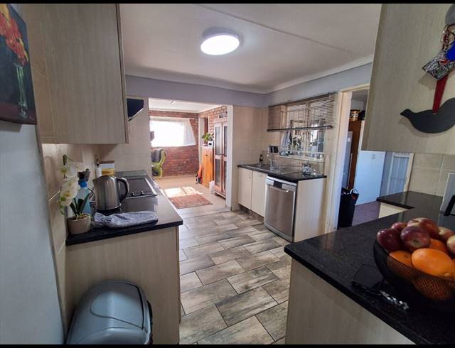 3 BEDROOM FREEHOLD FOR SALE IN KEMPTON PARK EXT 2